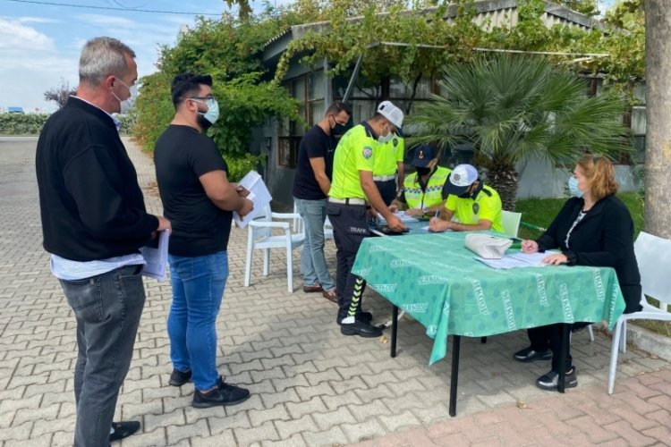Bursa'da servis&ccedil;iler velilerin kendi ara&ccedil;larıyla ulaşım sağlamasına tepkili! (&Ouml;ZEL HABER)