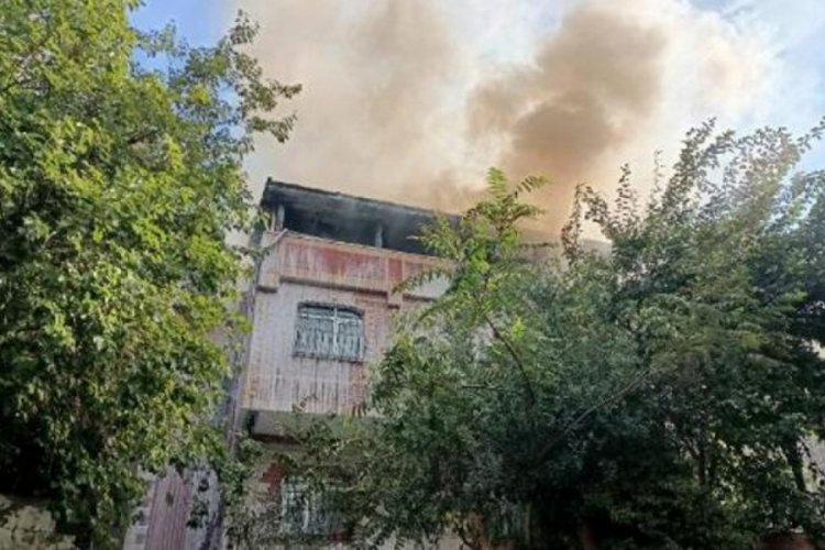 İstanbul'da 3 katlı binanın &ccedil;atısında yangın!