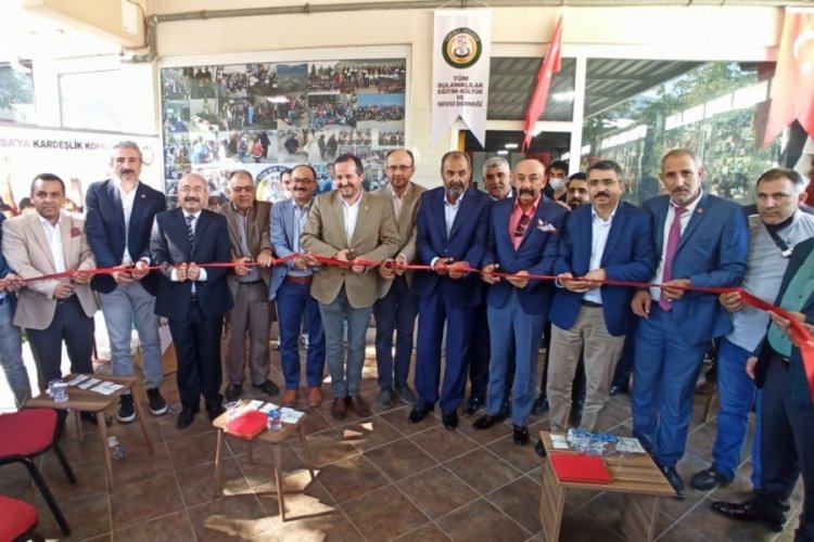Bursa'da a&ccedil;ılışa gelenlerin yardımlarıyla raflar doldu