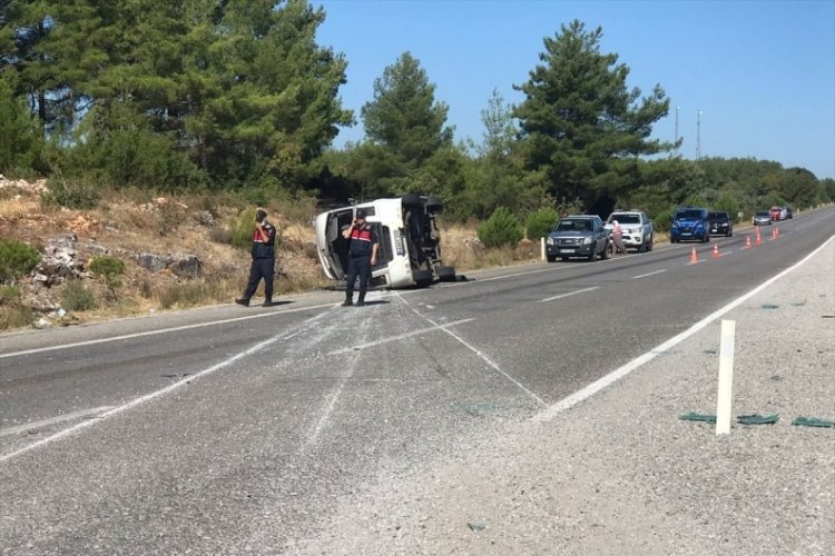 Muğla'da turistleri taşıyan otob&uuml;s ile &ouml;ğrenci servisi &ccedil;arpıştı: 1 &ouml;l&uuml; 35 yaralı!