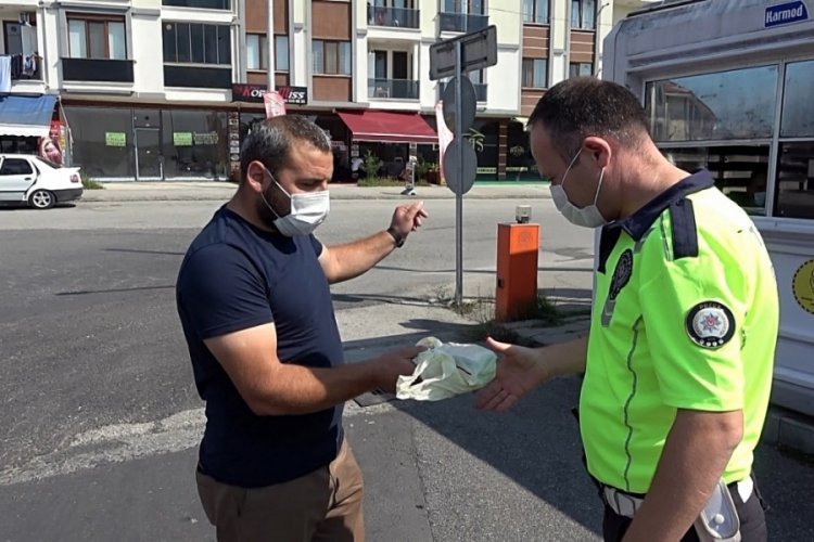 D&uuml;zce'de bulduğu 50 bin lirayı polise teslim etti!