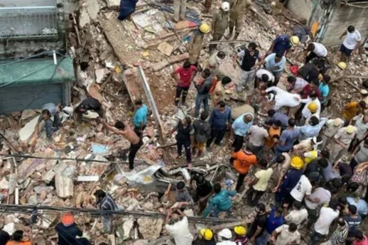 Hindistan'da 4 katlı bina &ccedil;&ouml;kt&uuml;! Enkaz altında mahsur kalanlar var