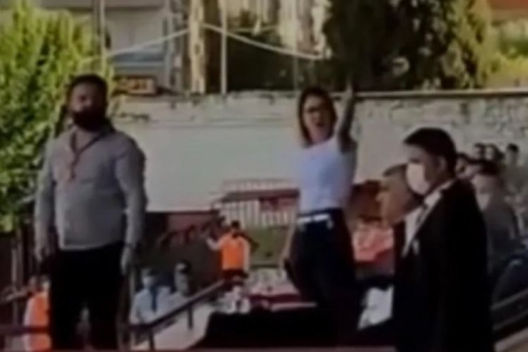 Ma&ccedil;ta ortalığı karıştıran olay! Başkanın eşi trib&uuml;nlere el hareketi yaptı