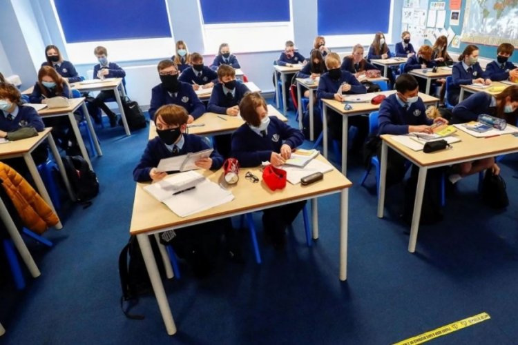 İngiltere'de tartışma yaratan karar: 12-15 yaş arası &ccedil;ocuklar aşı olacak!