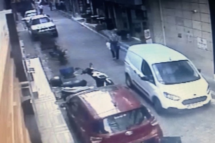 Aracın altında kalan kadın, g&uuml;&ccedil;l&uuml;kle kurtarıldı