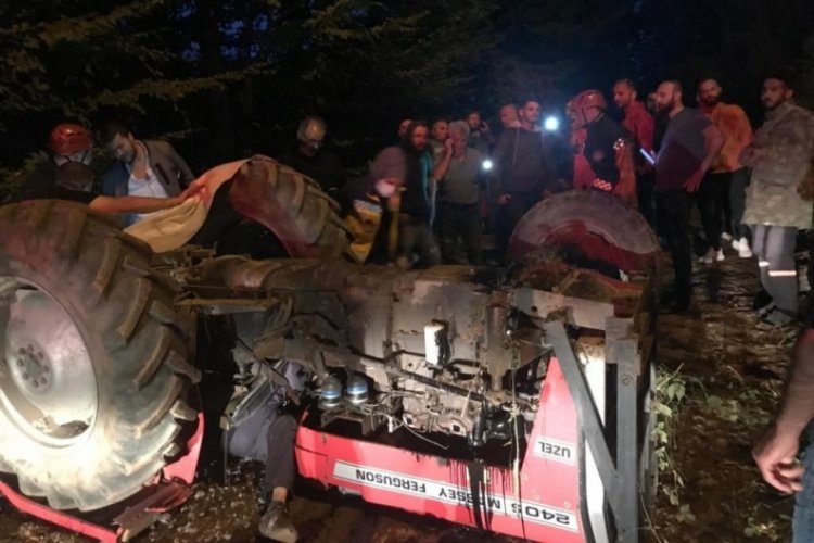 Sakarya'da devrilen trakt&ouml;r&uuml;n s&uuml;r&uuml;c&uuml;s&uuml; hayatını kaybetti