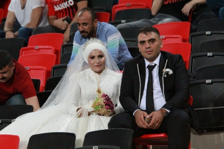 Gaziantep - Antalyaspor ma&ccedil;ında gelin-damat s&uuml;rprizi