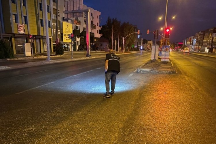 Yolun karşısına ge&ccedil;erken otomobilin &ccedil;arptığı yaya &ouml;ld&uuml;