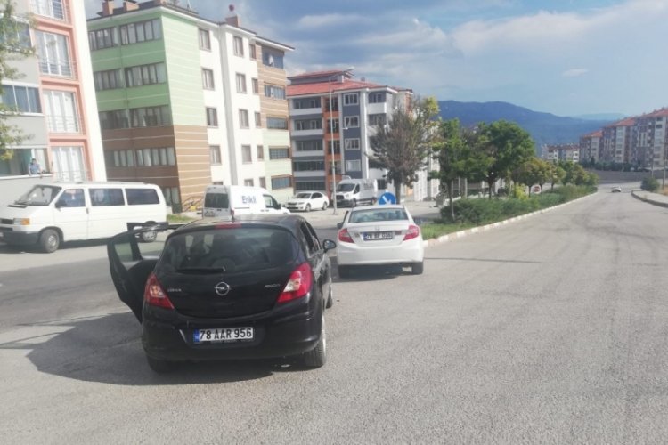 Karab&uuml;k'te 2 otomobil &ccedil;arpıştı: 3 yaralı