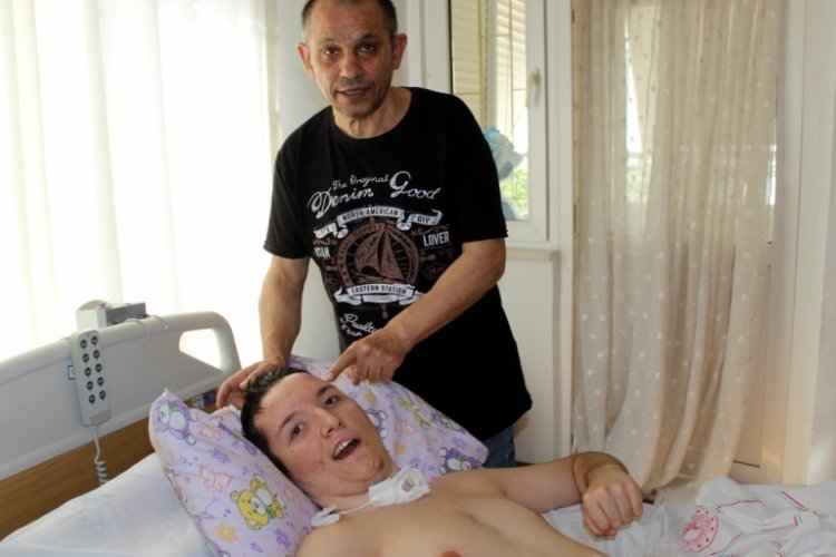 Muğla'da kaza sonrası engelli kalan çocuğuna bakan baba: Tek isteğim sağlığına kavuşması