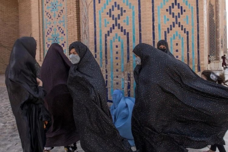 Afganistan'da havalimanında çalışan kadınlar işlerine döndü