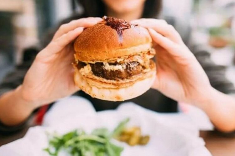 Hamburgerin içinden insan parmağı çıktı