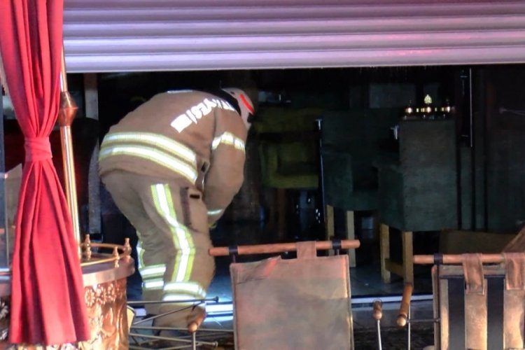 İstanbul Kadık&ouml;y'de restoranda patlama sonrası yangın