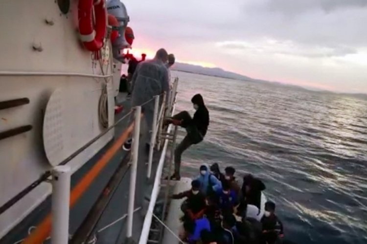 Balıkesir Ayvalık'ta 54 kaçak göçmen kurtarıldı