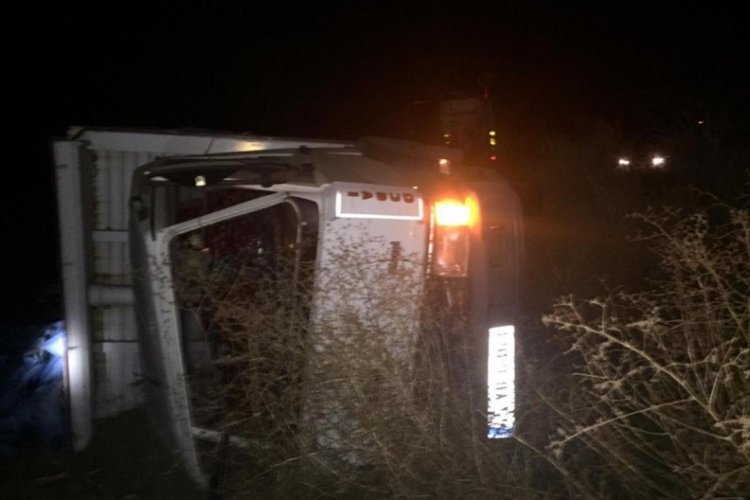 Balıkesir'de kamyon devrildi: 2 yaralı