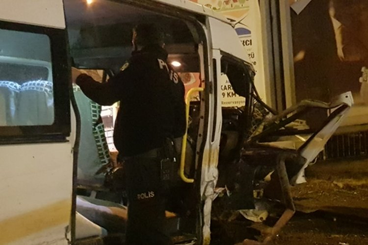 Ankara'da korkun&ccedil; kaza! Minib&uuml;s ile otomobil &ccedil;arpıştı: 4 yaralı