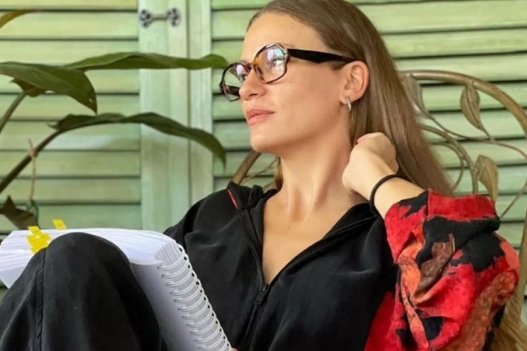 Serenay Sarıkaya yeni dizisini duyurdu: Geliyor gelmekte olan!