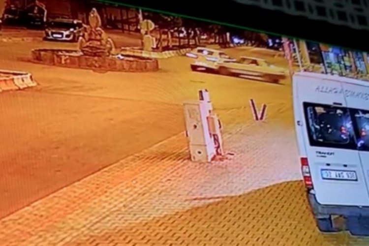 Adıyaman'da otomobiller kavşakta &ccedil;arpıştı! S&uuml;r&uuml;c&uuml;ler yaralı