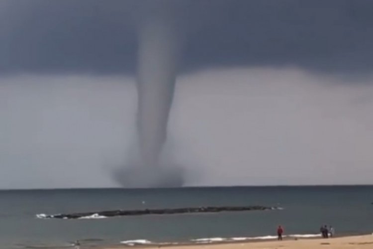 Sakarya'da &ccedil;ıkan hortum paniğe neden oldu