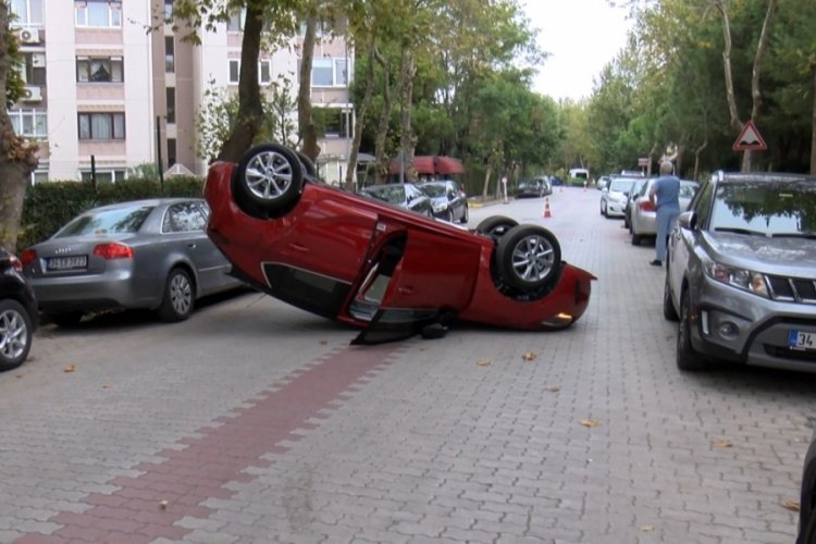 İstanbul Bakırk&ouml;y'de ters d&ouml;nm&uuml;ş otomobil g&ouml;renler g&ouml;zlerine inanamadı