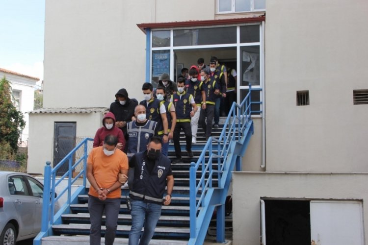 Muğla'da tur teknesinde &ccedil;ıkan kavgadaki &ouml;l&uuml;mde 14 ş&uuml;pheli adliyede!