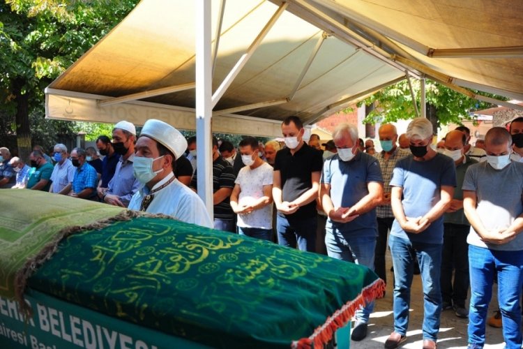 Trenin &ccedil;arptığı otomobilin s&uuml;r&uuml;c&uuml;s&uuml; hayatını kaybetti
