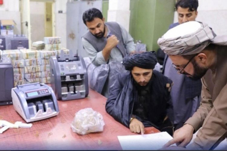 Taliban, eski Afgan y&ouml;neticilerin evlerinden milyonlarca dolar nakit ve k&uuml;l&ccedil;e altın aldı