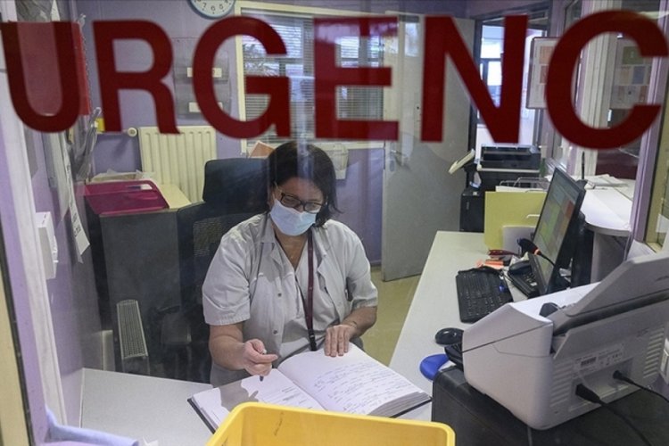Fransa'da Kovid-19 aşısı olmayan yaklaşık 3 bin sağlık &ccedil;alışanı a&ccedil;ığa alındı