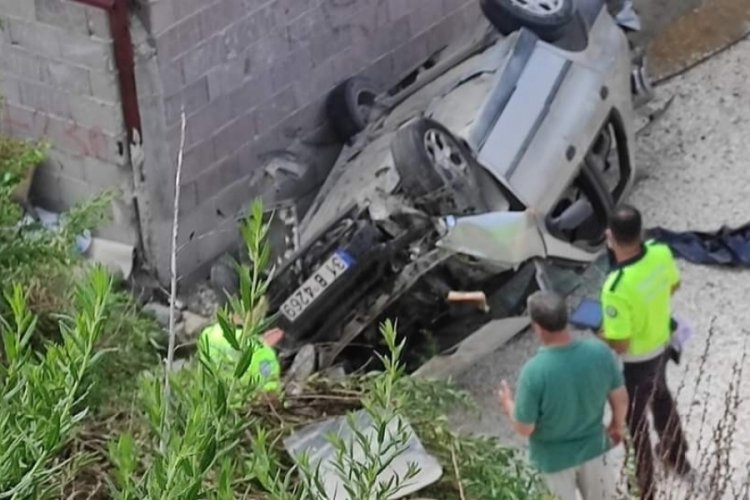 Hatay'da otomobil evin bah&ccedil;esine d&uuml;şt&uuml;