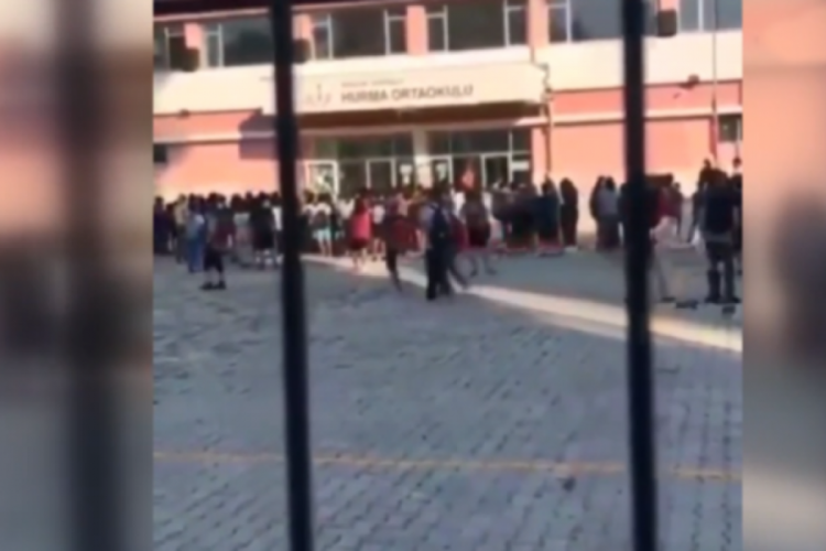 Antalya'da &ouml;ğrencileri tehdit eden m&uuml;d&uuml;r yardımcısı a&ccedil;ığa alındı