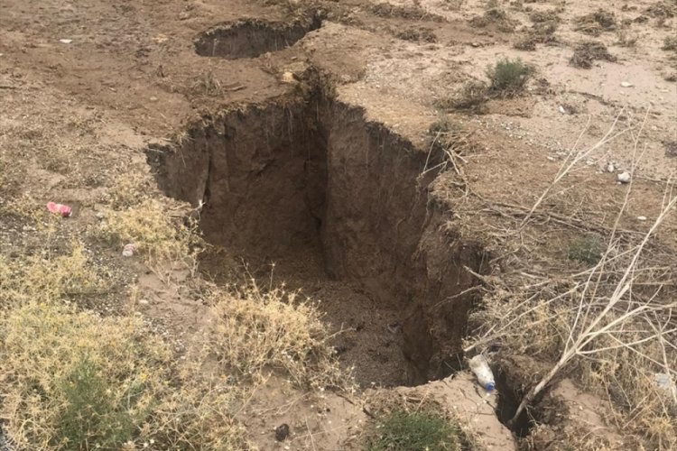 Konya'da yer altı suları &ccedil;eklince dev yarıklar oluştu