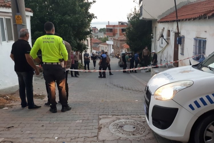 &Ccedil;anakkale'de vahşet! Annesini keserle &ouml;ld&uuml;rd&uuml;