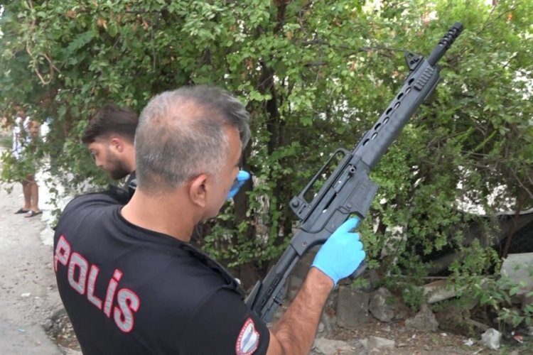 Eşiyle tartışıp sokakta dehşet sa&ccedil;tı: Canımı sıkanları vuracağım