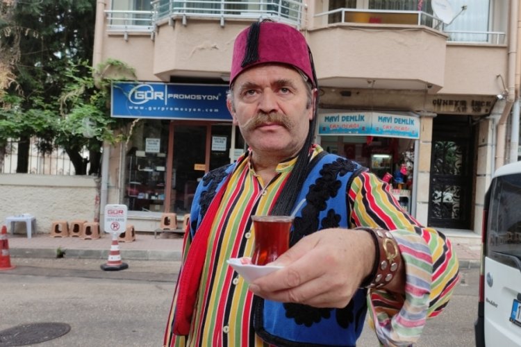 Bursa'da m&uuml;şterilerine efe kıyafetleriyle &ccedil;ay servis ediyor