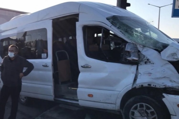 K&uuml;tahya'da feci kaza! TIR ile &ouml;ğrenci servisi &ccedil;arpıştı