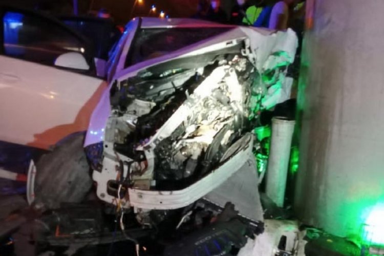 Kayseri'de otomobil, &uuml;st ge&ccedil;idin beton ayağına &ccedil;arptı! 1 &ouml;l&uuml;, 2 yaralı