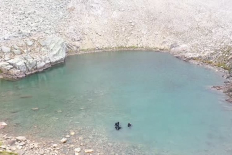 "Su Şehri Bursa" belgeseli i&ccedil;in Bursa Uludağ zirvesindeki krater g&ouml;l&uuml;ne daldılar