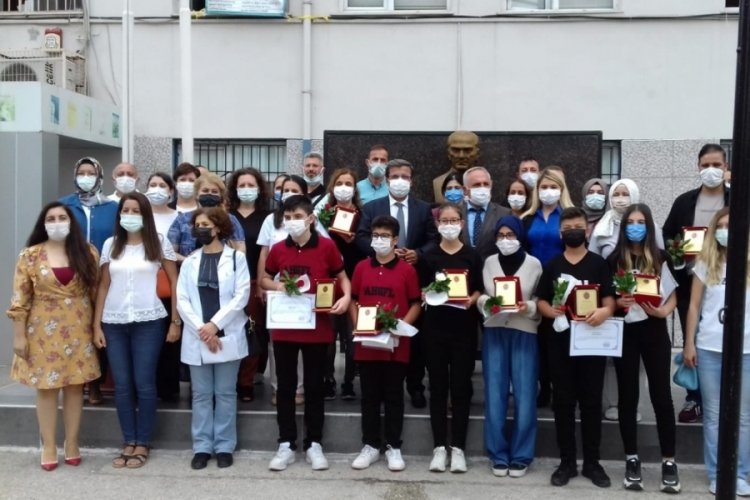 Bursa'da dereceye giren &ouml;ğrencilere &ouml;d&uuml;l