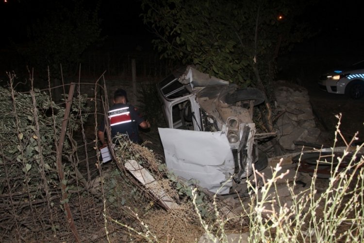 Manisa'da bahçeye uçan otomobilin sürücü öldü