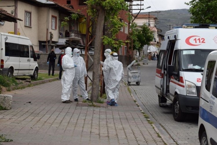 Anne ve oğlu 2 saat arayla koronadan &ouml;ld&uuml;