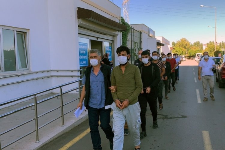 Adana merkezli g&ouml;&ccedil;men ka&ccedil;ak&ccedil;ılığı operasyonu: 8 g&ouml;zaltı