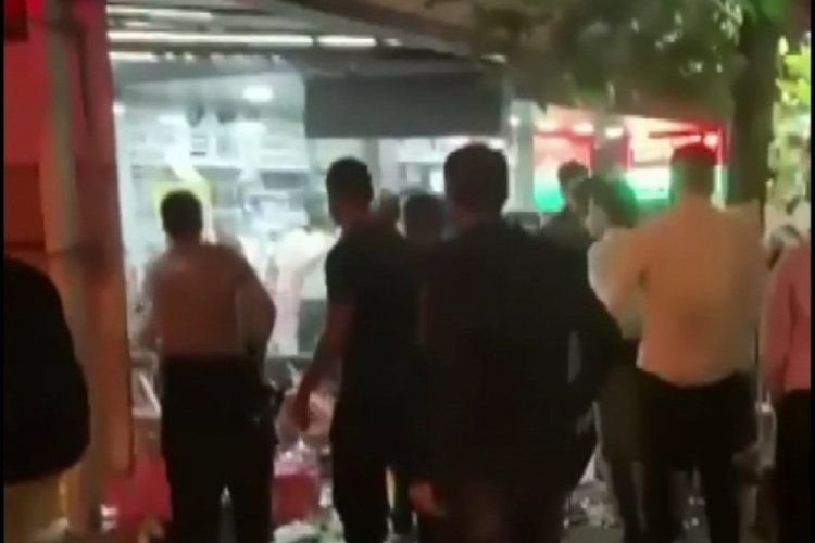 İstanbul'da b&uuml;feden viski istedi, ortalık savaş alanına d&ouml;nd&uuml;! 6 yaralı
