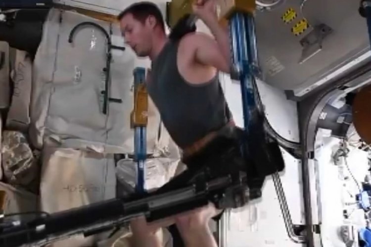 Astronot, uzayda yaptığı egzersizi paylaştı