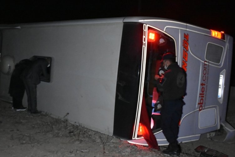 Konya'da yolcu otobüsü devrildi! Çok sayıda yaralı var