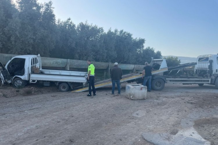 Bursa İznik'te kontrolden çıkan kamyonet sulama kanalına çarptı