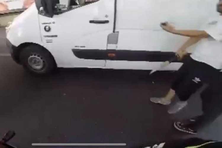 İstanbul Sarıyer'de trafikte bı&ccedil;akla motosikletliye saldırdı