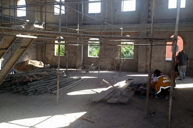 Adana'da cami inşaatından d&uuml;şen usta &ouml;ld&uuml;