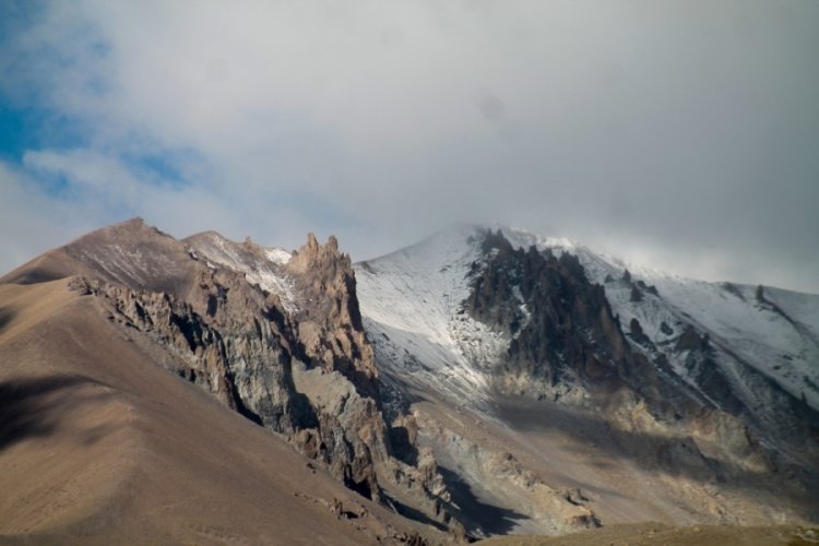 Erciyes'in zirvesi kar yağışının ardından beyaza b&uuml;r&uuml;nd&uuml;