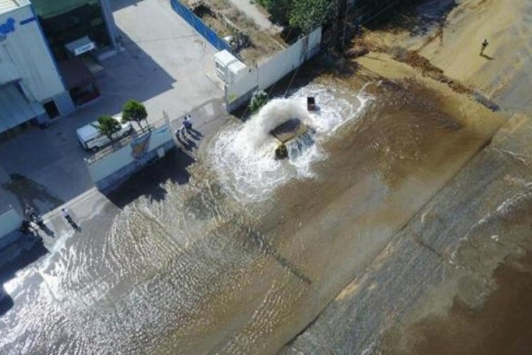 İstanbul'da su borusu patladı! Sokak g&ouml;le d&ouml;nd&uuml;