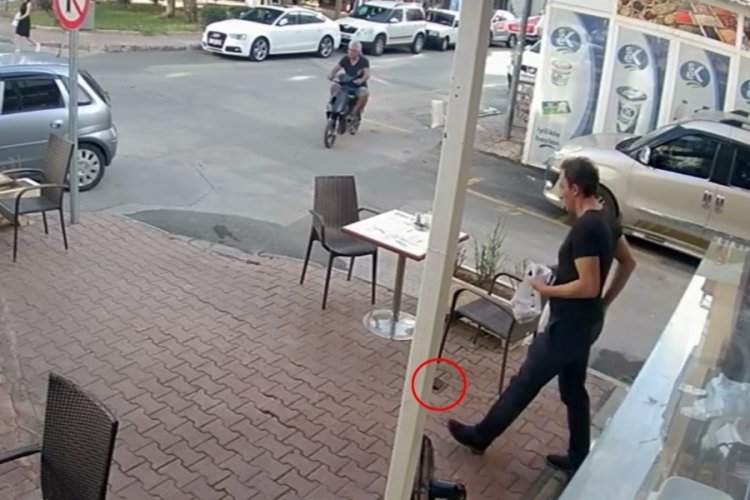 Antalya'da d&uuml;ş&uuml;rd&uuml;ğ&uuml; c&uuml;zdanı başka bir kişi alırken kameralara takıldı